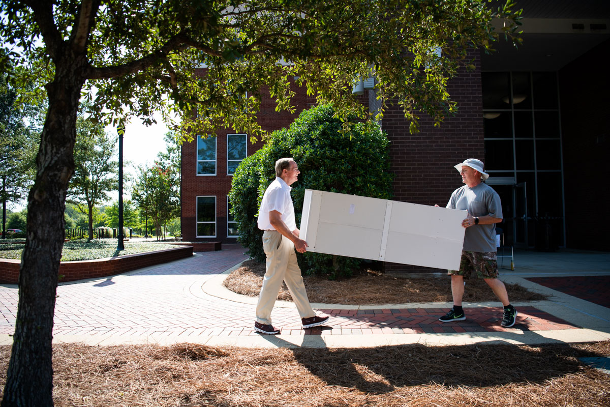 MSU President Mark E. Keenum helps a dad move his freshman into Oak Hall